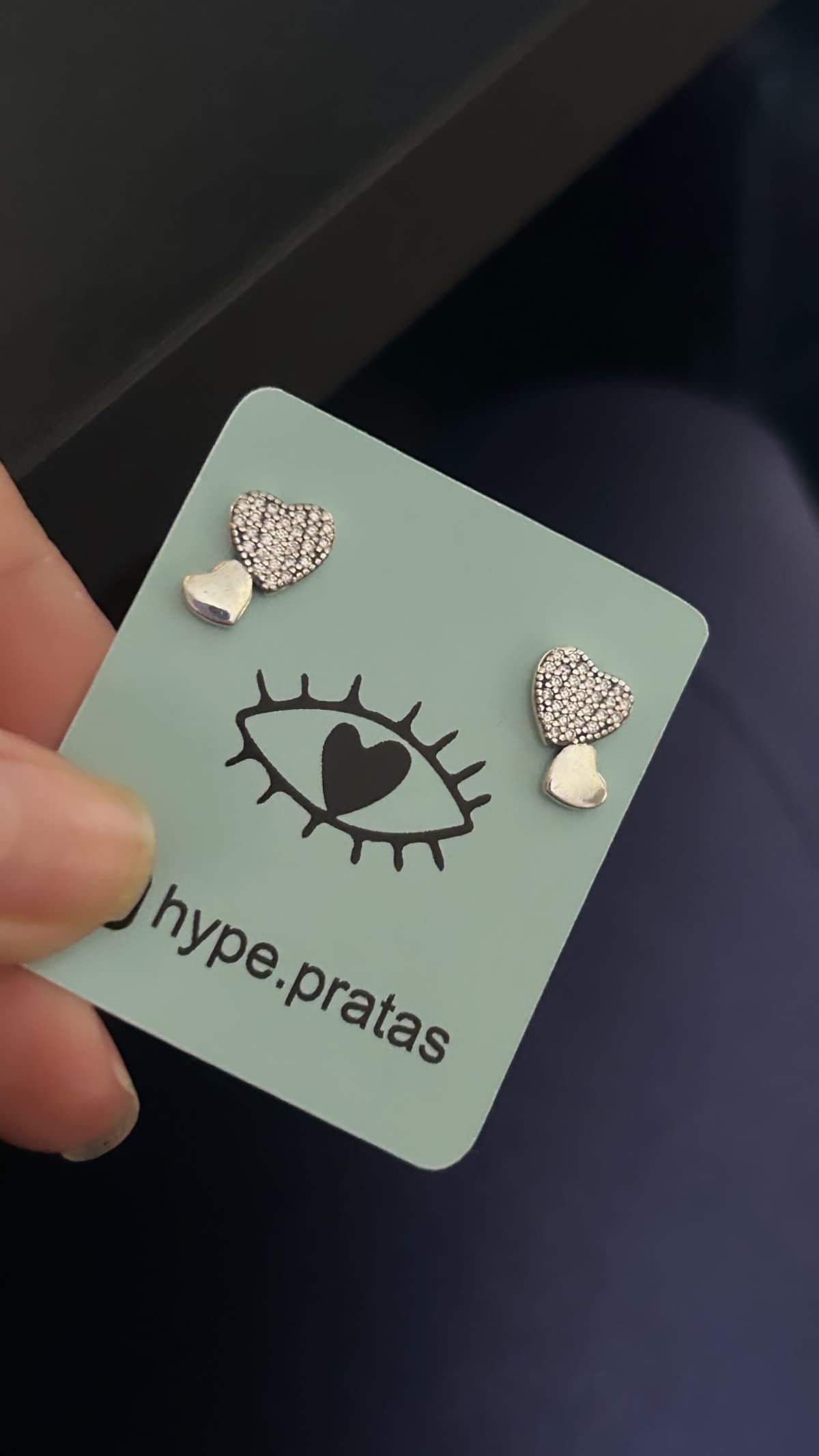 Brinco coração microzircônias e liso prata 925 com ródio