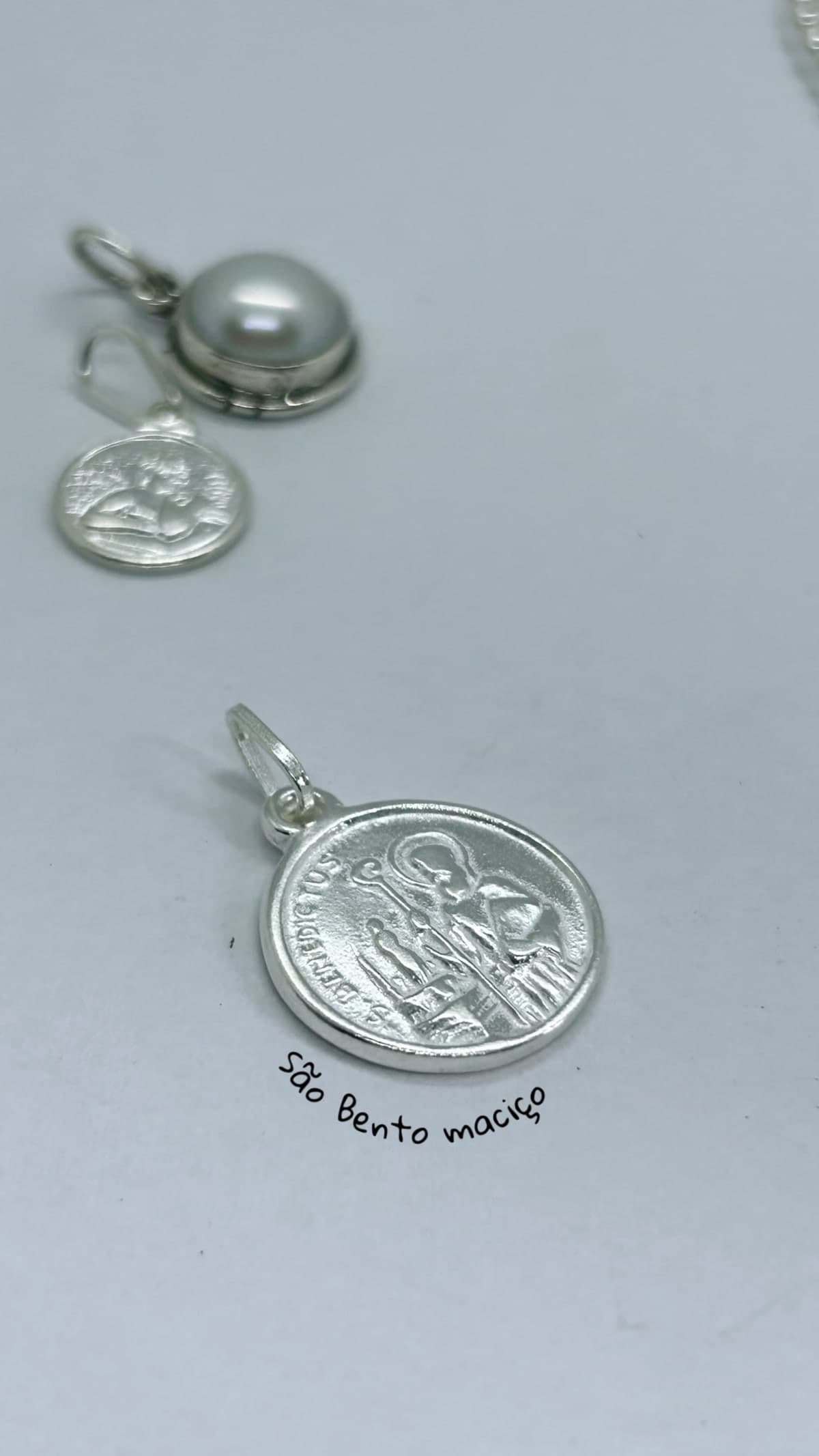 Pingente maciço medalha são bento em pé prata 925(2,5 cm)